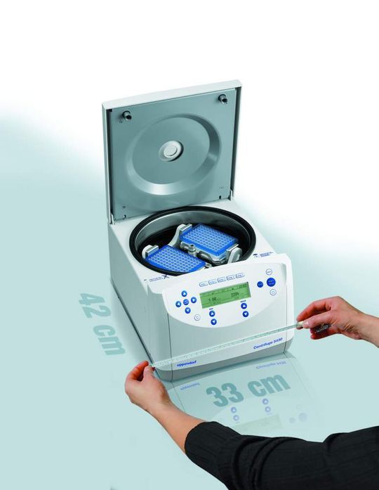 1 Durch ihre Grundfläche von 33 x 42 Zentimeter beansprucht die Centrifuge 5430 nur eine geringe Standfläche im Labor. 1 Durch ihre Grundfläche von 33 x 42 Zentimeter beansprucht die Centrifuge 5430 nur eine geringe Standfläche im Labor.