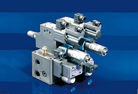 Bild 1: Elektrohydraulischer Steuerblock (NG 06) in Kompaktbauweise mit allen Sicherheitsfunktionen. Bild 1: Elektrohydraulischer Steuerblock (NG 06) in Kompaktbauweise mit allen Sicherheitsfunktionen.