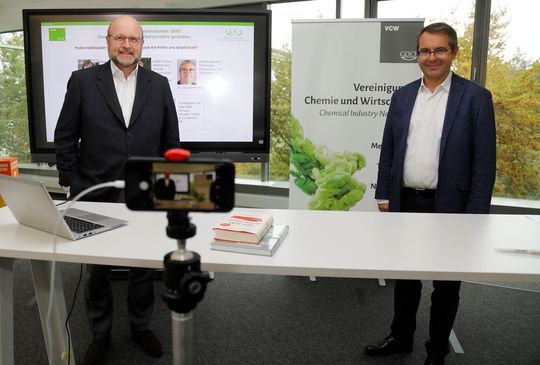 Jürgen Vormann, Vorsitzender der Geschäftsführung von Infraserv Höchst, und Prof. Dr. Hannes Utikal (rechts), Leiter des Zentrums für Industrie und Nachhaltigkeit der Provadis Hochschule, bei der Digitalkonferenz der Vereinigung Chemie und Wirtschaft (VCW). Jürgen Vormann, Vorsitzender der Geschäftsführung von Infraserv Höchst, und Prof. Dr. Hannes Utikal (rechts), Leiter des Zentrums für Industrie und Nachhaltigkeit der Provadis Hochschule, bei der Digitalkonferenz der Vereinigung Chemie und Wirtschaft (VCW).