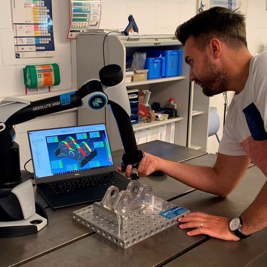 À la fin du projet, une première inspection par échantillonnage est effectué sur deux des six pièces à l'aide du CMM mobile Master3DGage. Un rapport final d'inspection de l'échantillon initial a pu ainsi être créé dans Verisurf et produit en format PDF. À la fin du projet, une première inspection par échantillonnage est effectué sur deux des six pièces à l'aide du CMM mobile Master3DGage. Un rapport final d'inspection de l'échantillon initial a pu ainsi être créé dans Verisurf et produit en format PDF.