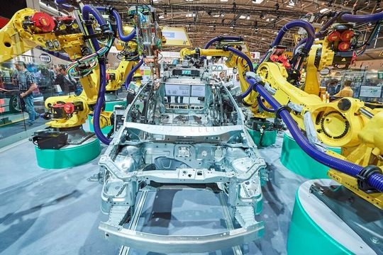 Fanuc-Roboter sind sowohl im klassischen Automobilbau als auch in der Produktion von E-Fahrzeugen gefragt. Fanuc-Roboter sind sowohl im klassischen Automobilbau als auch in der Produktion von E-Fahrzeugen gefragt.