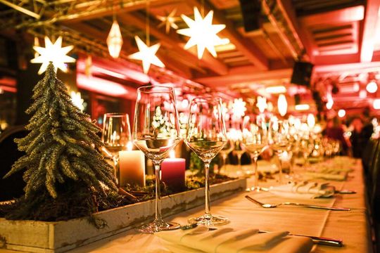 Eine Weihnachtsfeier kann in diesem Jahr in vielen Betrieben nur virtuell stattfinden. Eine Weihnachtsfeier kann in diesem Jahr in vielen Betrieben nur virtuell stattfinden.