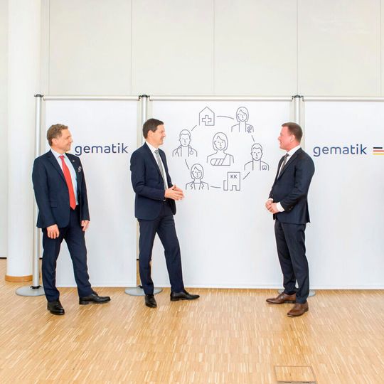 Vertragsunterzeichnung mit IBM (v. l.): Dr. Markus Leyck Dieken (gematik) mit Ronald Fritz und Christian Noll (beide IBM) Vertragsunterzeichnung mit IBM (v. l.): Dr. Markus Leyck Dieken (gematik) mit Ronald Fritz und Christian Noll (beide IBM)