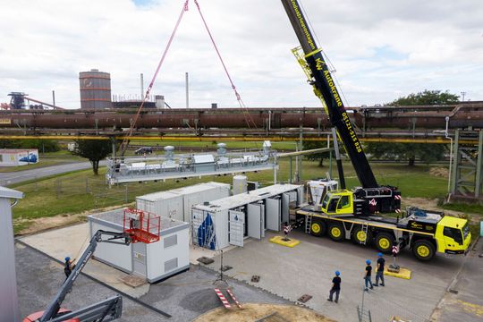 Der weltweit leistungsstärkste Hochtemperaturelektrolyseur wird in Salzgitter angeliefert. Die PTB und Salzgitter Flachstahl arbeiten zusammen, um eine präzise Mengenmesstechnik für den damit produzierten Wasserstoff zu entwickeln. Der weltweit leistungsstärkste Hochtemperaturelektrolyseur wird in Salzgitter angeliefert. Die PTB und Salzgitter Flachstahl arbeiten zusammen, um eine präzise Mengenmesstechnik für den damit produzierten Wasserstoff zu entwickeln.