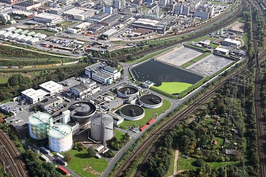 Eine zusätzliche Ausbaustufe der Kläranlage bei Merck in Darmstadt soll den Gewässereintrag von Spurenstoffen weiter minimieren. Eine zusätzliche Ausbaustufe der Kläranlage bei Merck in Darmstadt soll den Gewässereintrag von Spurenstoffen weiter minimieren.