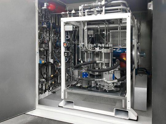 In fünf Schritten komprimiert dieser im chinesischen Dalian gebaute Linde-Ionenverdichter gasförmigen Wasserstoff auf 100 MPa, um ihn zu verflüssigen. Dann kann man ihn tanken. In fünf Schritten komprimiert dieser im chinesischen Dalian gebaute Linde-Ionenverdichter gasförmigen Wasserstoff auf 100 MPa, um ihn zu verflüssigen. Dann kann man ihn tanken.