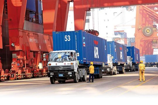 Der Fokus im Fuhrparkmanage-ment ist klar auf die kleinen Flotten gerichtet, die durch eine Fuhrparkgröße von unter 25 Fahrzeugen gekennzeichnet sind. Bild: APL Logistics Der Fokus im Fuhrparkmanage-ment ist klar auf die kleinen Flotten gerichtet, die durch eine Fuhrparkgröße von unter 25 Fahrzeugen gekennzeichnet sind. Bild: APL Logistics
