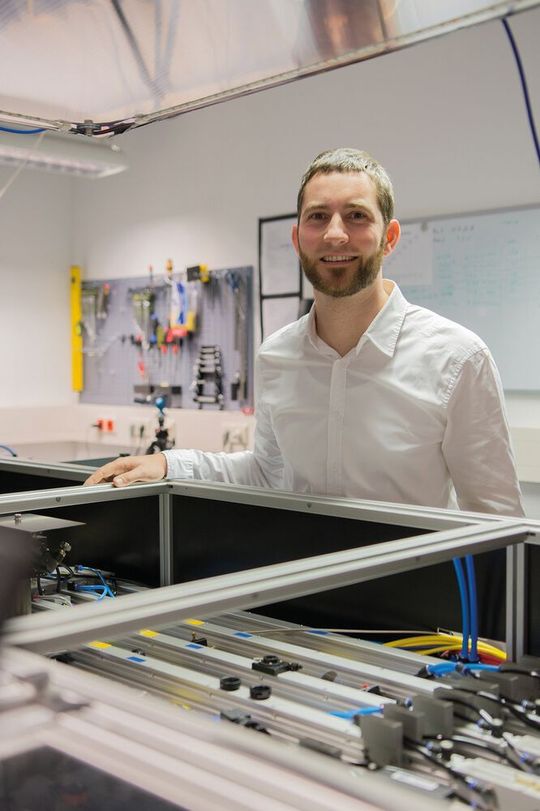 Röntgenpreisträger Dr. Jan Rothhard bei seiner Arbeit im Labor. Röntgenpreisträger Dr. Jan Rothhard bei seiner Arbeit im Labor.