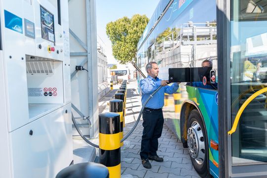 Wasserstoff-Tankstelle für Busse (350 bar), ESWE, in Wiesbaden. Wasserstoff-Tankstelle für Busse (350 bar), ESWE, in Wiesbaden.