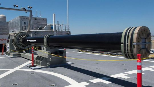 Eine experimentelle Schienenkanone der US-Navy - zur Beschleunigung des Projektils wird u. a. Linearmotortechnik genutzt. Eine experimentelle Schienenkanone der US-Navy - zur Beschleunigung des Projektils wird u. a. Linearmotortechnik genutzt.