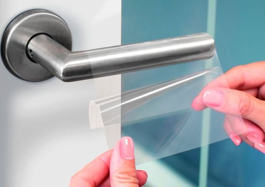 Häufig berührte Flächen wie Türklinken lassen sich jetzt mit einer dauerhaft antimikrobiell wirkenden Schutzfolie von Avery Zweckform überziehen. Häufig berührte Flächen wie Türklinken lassen sich jetzt mit einer dauerhaft antimikrobiell wirkenden Schutzfolie von Avery Zweckform überziehen.
