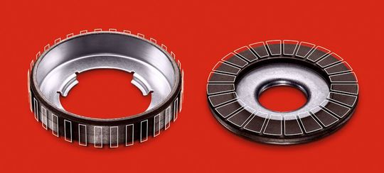 Das Elastomer geht beim Aufbringen auf das Trägermaterial mit diesem eine chemische Verbindung ein.