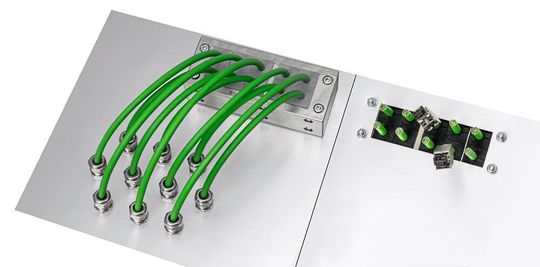 Die Tülle ist eine vollflächig hochleitfähige Kabeltülle zur Kontaktierung des Kabelschirms.