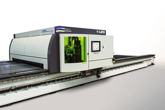Taurus FL bietet die Flexibilität, extragroße Bleche oder mehrere Bleche zu verarbeiten, eine Reihe von Aufträgen in verschiedenen Chargengrößen, Formen und Materialtypen zu schneiden und Werkstücke mit einer Breite von bis zu 3,3 m und einer Dicke von bis zu 30 mm aufzunehmen. Taurus FL bietet die Flexibilität, extragroße Bleche oder mehrere Bleche zu verarbeiten, eine Reihe von Aufträgen in verschiedenen Chargengrößen, Formen und Materialtypen zu schneiden und Werkstücke mit einer Breite von bis zu 3,3 m und einer Dicke von bis zu 30 mm aufzunehmen.