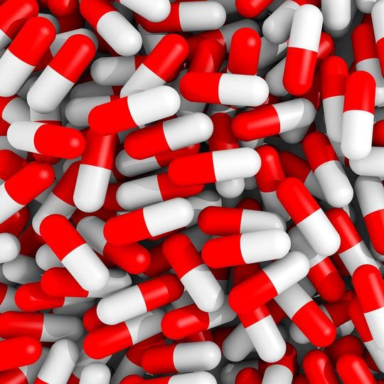 Metallkatalysatoren können zum Beispiel bei der Medikamentenherstellung Stickstoff auf organische Moleküle übertragen. Metallkatalysatoren können zum Beispiel bei der Medikamentenherstellung Stickstoff auf organische Moleküle übertragen.