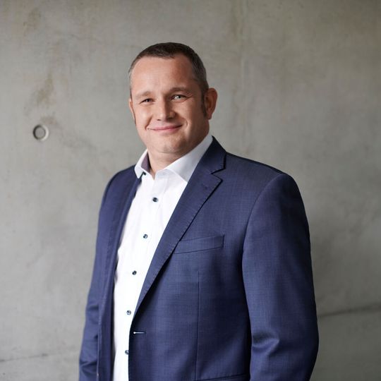 Jeroen Buring leitet als Director EuroCentral - Customer Role Experience (CRE) bei Dassault Systèmes künftig das operative Geschäft des 3D-Experience Works & Solidworks Portfolios in den Vertriebsgebieten Deutschland, Österreich, der Schweiz, Polen, Ungarn, Tschechien und der Slowakei. Jeroen Buring leitet als Director EuroCentral - Customer Role Experience (CRE) bei Dassault Systèmes künftig das operative Geschäft des 3D-Experience Works & Solidworks Portfolios in den Vertriebsgebieten Deutschland, Österreich, der Schweiz, Polen, Ungarn, Tschechien und der Slowakei.