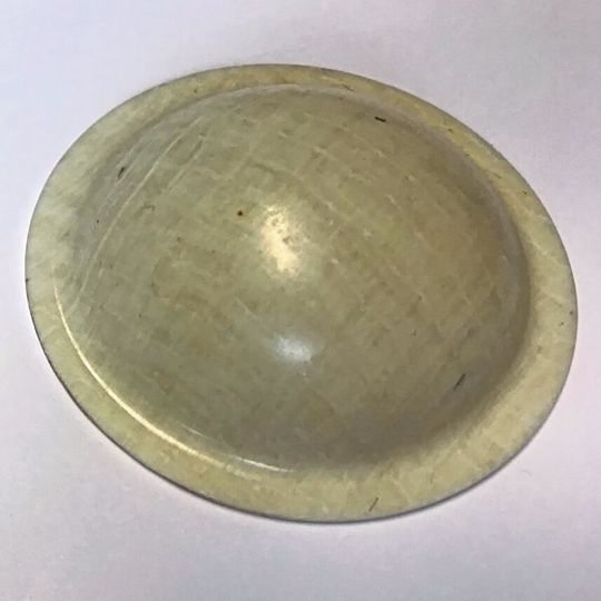 Bisher konnten Demonstratoren mit Glasfasern und PP (Polypropylen) als Matrix erfolgreich produziert werden. Die glatte, faltenfreie Oberfläche wird durch die Drapierfähigkeit des Textils erreicht. Bisher konnten Demonstratoren mit Glasfasern und PP (Polypropylen) als Matrix erfolgreich produziert werden. Die glatte, faltenfreie Oberfläche wird durch die Drapierfähigkeit des Textils erreicht.