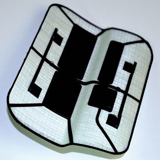 Tankdeckel-Demonstrator gefertigt aus mehreren Lagen Drapfix GF/PP mit anschließendem Anspritzen von Haltungselementen. Tankdeckel-Demonstrator gefertigt aus mehreren Lagen Drapfix GF/PP mit anschließendem Anspritzen von Haltungselementen.