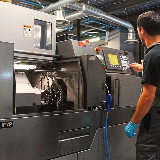 In der Werkstatt ermöglichen ein Dutzend Maschinen die Bearbeitung komplexer Dreh- Frästeile. In der Werkstatt ermöglichen ein Dutzend Maschinen die Bearbeitung komplexer Dreh- Frästeile.