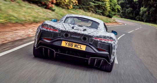 Angetrieben wird der Artura von einem komplett neuentwickelten V6-Benziner mit zwei Turboladern und einem Elektromotor.