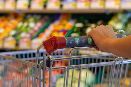 Die „Virus-Free“-Linie von Sansirro umfasst beispielsweise die Einkaufswagengriffe „SHOPsafe“ für ein sicheres Shopping-Erlebnis. Die „Virus-Free“-Linie von Sansirro umfasst beispielsweise die Einkaufswagengriffe „SHOPsafe“ für ein sicheres Shopping-Erlebnis.