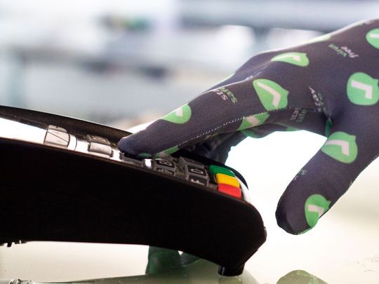 Mit den „FEELsafe“-Handschuhen aus der „Virus-Free“-Linie von Sansirro macht das Bezahlen beinahe schon wieder Spaß.