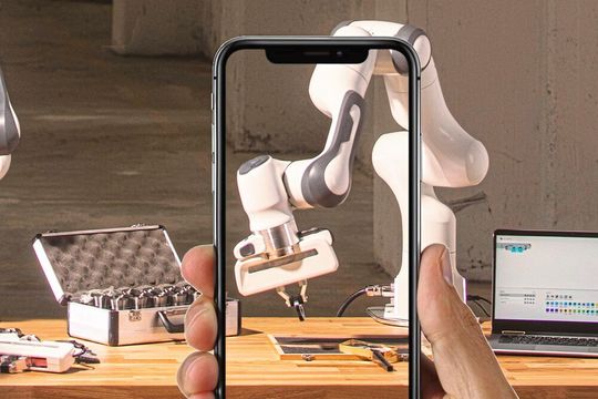 Cobot in Aktion: Der Franka-Emika-Roboter von TQ ist 100% made in Germany, sofort lieferbar und in kürzester Zeit integriebar. Cobot in Aktion: Der Franka-Emika-Roboter von TQ ist 100% made in Germany, sofort lieferbar und in kürzester Zeit integriebar.