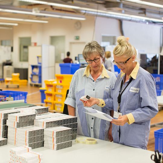 Mitarbeiterinnen von Kohlpharma beim Abgleich von Daten. Mitarbeiterinnen von Kohlpharma beim Abgleich von Daten.