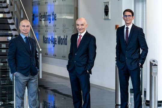 EUV-Lithografie-Team erhält Deutschen Zukunftspreises 2020: Dr. rer. nat. Sergiy Yulin vom Fraunhofer-IOF, Dr. rer. nat. Peter Kürz von Zeiss und Dr. rer. nat. Michael Kösters von Trumpf. EUV-Lithografie-Team erhält Deutschen Zukunftspreises 2020: Dr. rer. nat. Sergiy Yulin vom Fraunhofer-IOF, Dr. rer. nat. Peter Kürz von Zeiss und Dr. rer. nat. Michael Kösters von Trumpf.