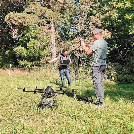 Eine abflugbereite Drohne für die Feldtests im Waldmonitoring Eine abflugbereite Drohne für die Feldtests im Waldmonitoring