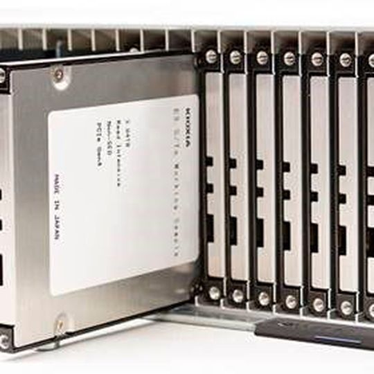 NVMe (over Fabrics) verringert die Latenzen bei der Datenübertragung und ermöglicht, dass SSDs ihren Geschwindigkeitsvorteil ausspielen. NVMe (over Fabrics) verringert die Latenzen bei der Datenübertragung und ermöglicht, dass SSDs ihren Geschwindigkeitsvorteil ausspielen.