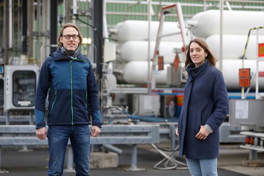 Dr. Sirko Ogriseck und Johanna Lesk sind für Infraserv Höchst mit der Konzepterstellung zur Wasserstofferzeugung und -verteilung betraut. Dr. Sirko Ogriseck und Johanna Lesk sind für Infraserv Höchst mit der Konzepterstellung zur Wasserstofferzeugung und -verteilung betraut.