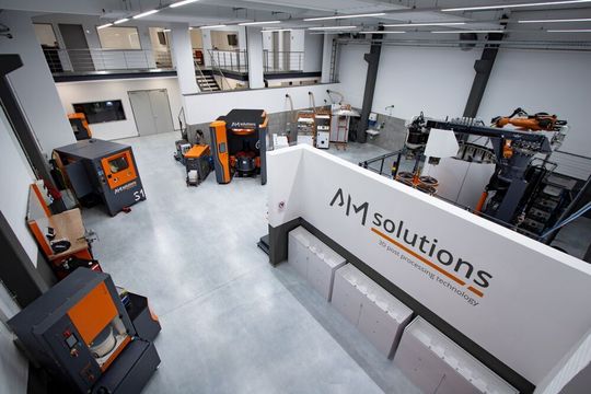 With its comprehensive equipment range, covering all aspects of the AM manufacturing process, the new technology and test center is the ideal environment for the specification, development and optimization of post processing solutions. With its comprehensive equipment range, covering all aspects of the AM manufacturing process, the new technology and test center is the ideal environment for the specification, development and optimization of post processing solutions.