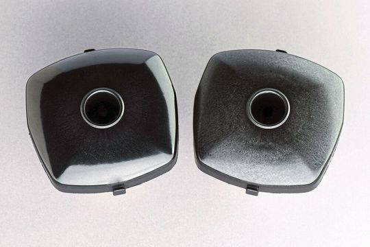Die bei Standard-Typen (rechts) mitunter sehr ausgeprägte Sichtbarkeit von Faserverwirbelungen auf der Oberfläche wird bei den neuen SI-Typen (links) weitestgehend unterdrückt. Die bei Standard-Typen (rechts) mitunter sehr ausgeprägte Sichtbarkeit von Faserverwirbelungen auf der Oberfläche wird bei den neuen SI-Typen (links) weitestgehend unterdrückt.