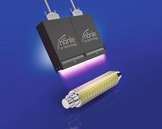 Vitralit UD 1405 lässt sich unter UV-Licht im Wellenlängenbereich von 365 nm oder mit sichtbarem Licht bei 405 nm in kürzester Zeit aushärten.