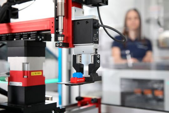 Für die smarte Fabrik braucht es eine drahtlose Vernetzung ohne Latenzen – wie 5G. Für die smarte Fabrik braucht es eine drahtlose Vernetzung ohne Latenzen – wie 5G.
