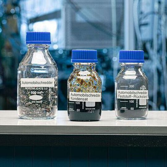 With pyrolysis oil from mixed waste, the partners want to make the recycling of technical plastics in automotive engineering possible. With pyrolysis oil from mixed waste, the partners want to make the recycling of technical plastics in automotive engineering possible.