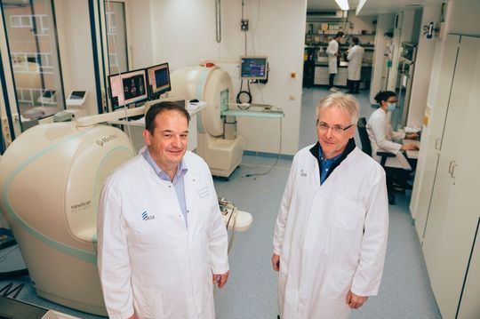 Sprecher des Sonderforschungsbereichs „inSight“ ist der Nuklearmediziner Prof. Michael Schäfers (l.), stellvertretender Sprecher ist der Biochemiker Prof. Friedemann Kiefer. Sprecher des Sonderforschungsbereichs „inSight“ ist der Nuklearmediziner Prof. Michael Schäfers (l.), stellvertretender Sprecher ist der Biochemiker Prof. Friedemann Kiefer.