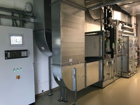 Eine Investition, die den Umweltschutz voranbringt: Über eine neue Klimaanlage wird die abgeleitete Luft zur Erwärmung der Zuluft genutzt. Eine Investition, die den Umweltschutz voranbringt: Über eine neue Klimaanlage wird die abgeleitete Luft zur Erwärmung der Zuluft genutzt.