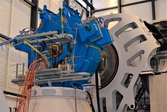 Es wurde ein leichter 3,6-MW-Generator entwickelt, der auf Supraleitung basiert und, wie hier zu sehen, an einer Windkraftturbine von Envision Energy in Dänemark in den Testbetrieb ging. Es wurde ein leichter 3,6-MW-Generator entwickelt, der auf Supraleitung basiert und, wie hier zu sehen, an einer Windkraftturbine von Envision Energy in Dänemark in den Testbetrieb ging.