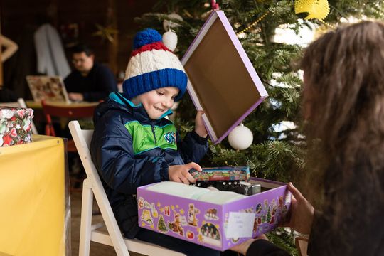 Ein rumänisches Kind freut sich über sein persönliches Weihnachtspäckchen aus Deutschland. Ein rumänisches Kind freut sich über sein persönliches Weihnachtspäckchen aus Deutschland.