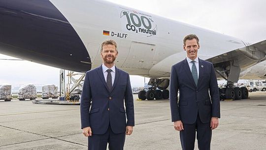Peter Gerber, scheidender CEO von Lufthansa Cargo (l.), und Jochen Thewes, CEO bei DB Schenker, vor der Maschine, die den ersten Kohlendioxid-neutralen Frachtflug der Luftfahrtgeschichte von Frankfurt nach Shanghai absolviert hat. Peter Gerber, scheidender CEO von Lufthansa Cargo (l.), und Jochen Thewes, CEO bei DB Schenker, vor der Maschine, die den ersten Kohlendioxid-neutralen Frachtflug der Luftfahrtgeschichte von Frankfurt nach Shanghai absolviert hat.