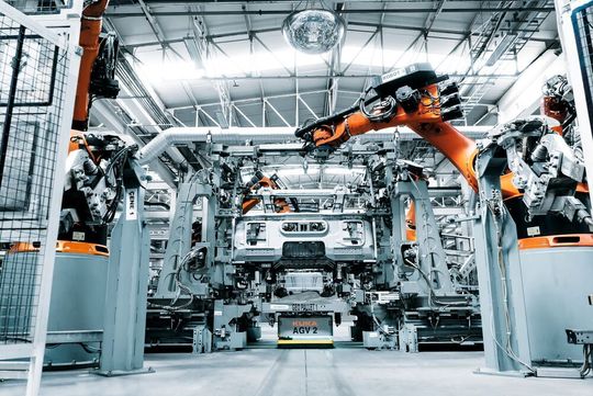 Flexibles fahrerloses Transportsystem im Lkw-Montagewerk von Mercedes-Benz Türk in Aksaray. Flexibles fahrerloses Transportsystem im Lkw-Montagewerk von Mercedes-Benz Türk in Aksaray.
