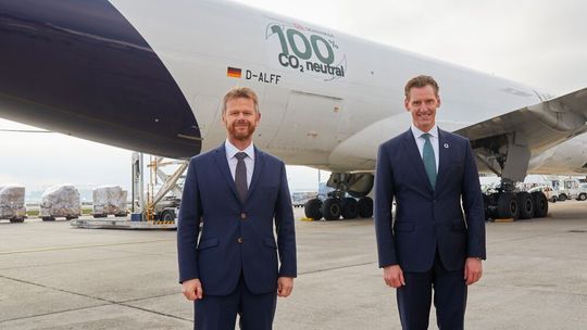 Peter Gerber, scheidender CEO von Lufthansa Cargo (l.), und Jochen Thewes, CEO bei DB Schenker, vor der Maschine, die den ersten Kohlendioxid-neutralen Frachtflug der Luftfahrtgeschichte von Frankfurt nach Shanghai absolviert hat. Peter Gerber, scheidender CEO von Lufthansa Cargo (l.), und Jochen Thewes, CEO bei DB Schenker, vor der Maschine, die den ersten Kohlendioxid-neutralen Frachtflug der Luftfahrtgeschichte von Frankfurt nach Shanghai absolviert hat.