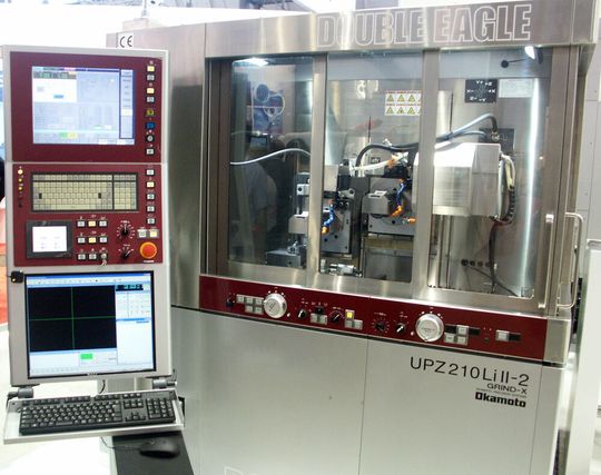 Vibrationsfrei, flott und hochpräzise, geht das Schleifen von Hartmetall-Mikroprofilen mit der CNC-Schnellhubmaschine UPZ 210 Lill-2 von Okamoto in 3 Achsen vonstatten. Vibrationsfrei, flott und hochpräzise, geht das Schleifen von Hartmetall-Mikroprofilen mit der CNC-Schnellhubmaschine UPZ 210 Lill-2 von Okamoto in 3 Achsen vonstatten.