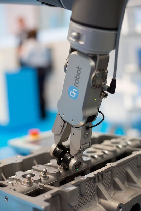 Der feinfühlige Greifer orientiert sich mit Nährungssensoren und kann empfindliche Gegenstände greifen.