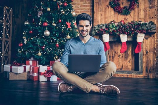 Zusammen alleine feiern: Viele Unternehmen organisieren in diesem Jahr ein digitales Weihnachtsfest. Zusammen alleine feiern: Viele Unternehmen organisieren in diesem Jahr ein digitales Weihnachtsfest.