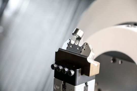 With the 5-axis high-speed milling machines Mikron MILL S and X, complex surfaces of a medical device e.g. made of stainless steel, can be produced quickly, very precisely and with a high surface quality. With the 5-axis high-speed milling machines Mikron MILL S and X, complex surfaces of a medical device e.g. made of stainless steel, can be produced quickly, very precisely and with a high surface quality.