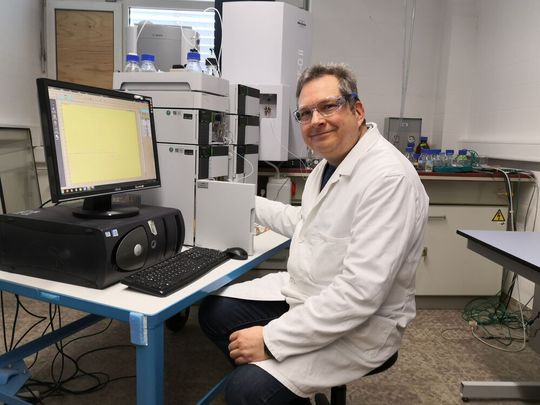 Studiengangskoordinator Dr. Holger Seelert an der Chromatographie-Anlage. Studiengangskoordinator Dr. Holger Seelert an der Chromatographie-Anlage.