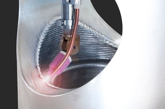 Mittels WIG-Heißdraht- oder Speedclad-Twin-Prozess wird bei Fronius` neuer Auftragschweißzelle der Schweißzusatz auf ein Bauteil appliziert. Das Werkstück damit viel schneller die nötige Schutzschicht, erklärt Fronius. Mittels WIG-Heißdraht- oder Speedclad-Twin-Prozess wird bei Fronius` neuer Auftragschweißzelle der Schweißzusatz auf ein Bauteil appliziert. Das Werkstück damit viel schneller die nötige Schutzschicht, erklärt Fronius.